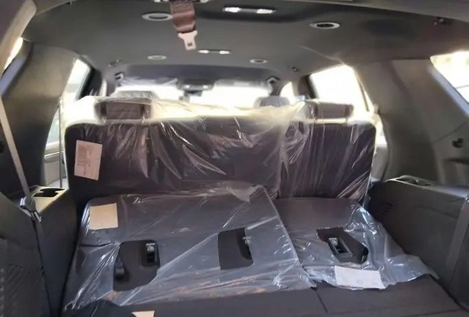 Новый Chevrolet Tahoe V Рестайлинг, 5.3 л, 2025 в Саудовская Аравия, Даммам от معرض مركبة العز Серебристый цвет.  | AUTO.AE | Объявление #295926 — фото 6 из 8