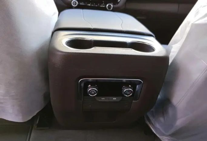 Новый Chevrolet Tahoe V Рестайлинг, 5.3 л, 2025 в Саудовская Аравия, Даммам от معرض مركبة العز Серебристый цвет.  | AUTO.AE | Объявление #295926 — фото 8 из 8