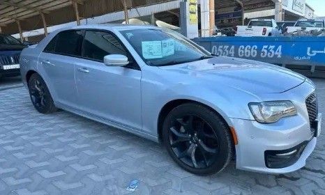 مستعملة Chrysler 300C فيس ليفت الثاني, 5.7 l, 2021 في في المملكة العربية السعودية, الدمام من معرض مجموعة السلام Al-salam gulf، اللون فضي. مواصفات الخليج | AUTO.AE | إعلان #259212
