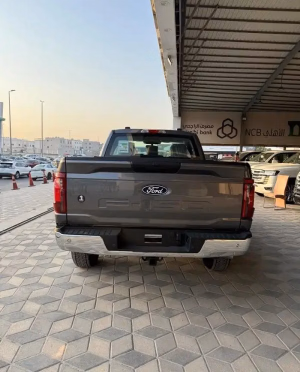 Новый Ford F-150 XIV Рестайлинг, 5.0 л, 2026 в Саудовская Аравия, Даммам от معرض ون كارز للسيارات One Cars Серебристый цвет. GCC | AUTO.AE | Объявление #295673 — фото 4 из 8