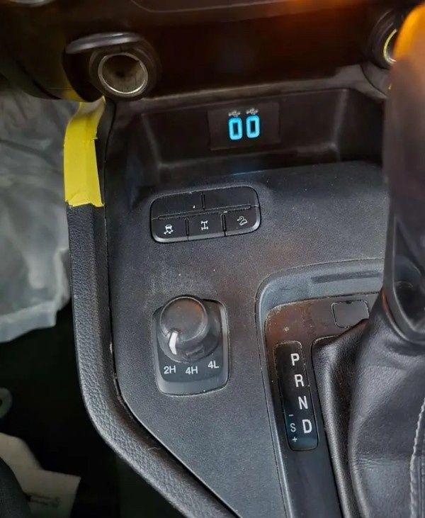 Подержанный Ford Ranger T6 Рестайлинг 2, 2.0 л, 2022 в Саудовская Аравия, Даммам от معرض اسطول الدرة للسيارات Серебристый цвет.  | AUTO.AE | Объявление #296036 — фото 11 из 15