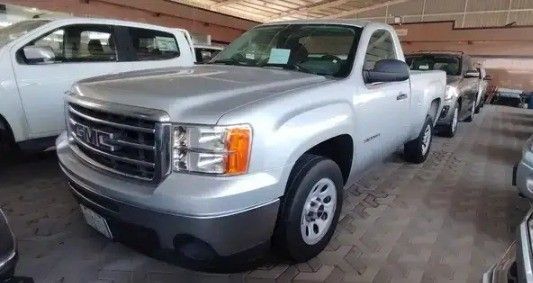 مستعملة GMC Sierra II (GMT900), 5.3 l, 2013 في في المملكة العربية السعودية, الدمام من معرض ركن الصفا للسيارات، اللون فضي.  | AUTO.AE | إعلان #262142