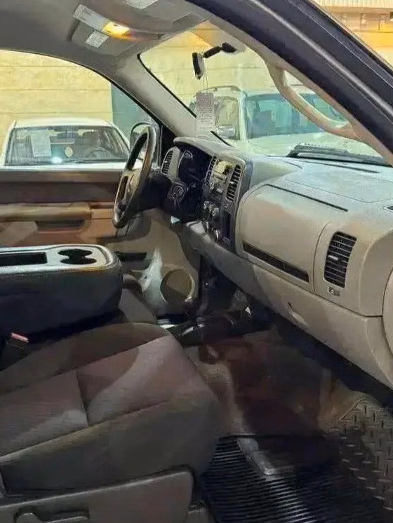 Подержанный GMC Sierra II (GMT900), 5.3 л, 2013 в Саудовская Аравия, Даммам от معرض الخشيبان للسيارات Серебристый цвет.  | AUTO.AE | Объявление #295476 — фото 9 из 10