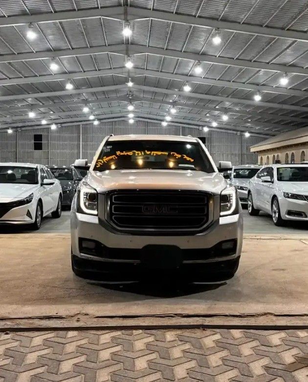 Подержанный GMC Yukon IV (GMT K2UG), 5.3 л, 2018 в Саудовская Аравия, Даммам от معرض سطام الزعبي للسيارات Серебристый цвет.  | AUTO.AE | Объявление #263319