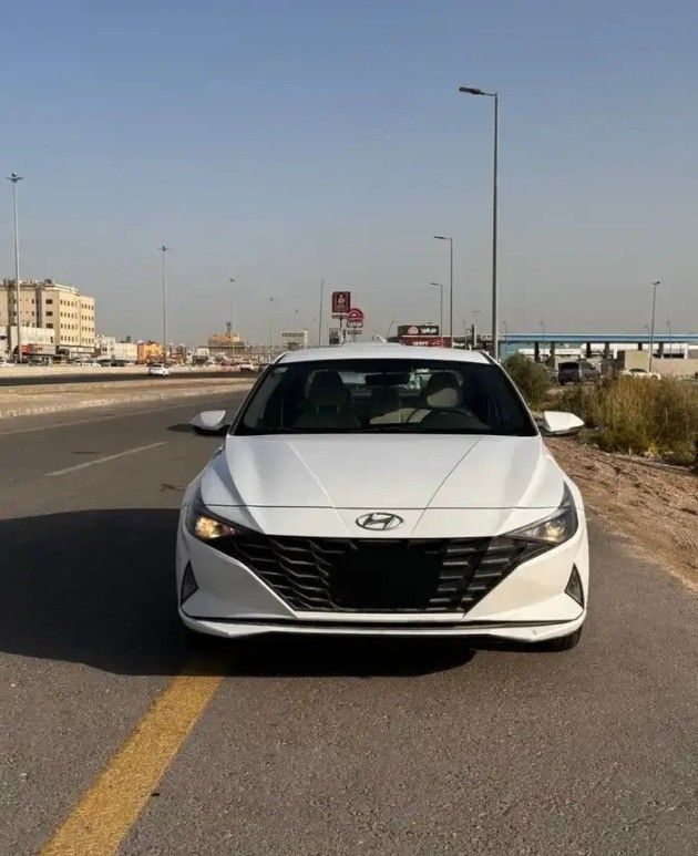 مستعملة Hyundai Elantra VII (CN7), 1.4 l, 2022 في في المملكة العربية السعودية, الدمام من معرض سطام الزعبي للسيارات، اللون أبيض.  | AUTO.AE | إعلان #263444