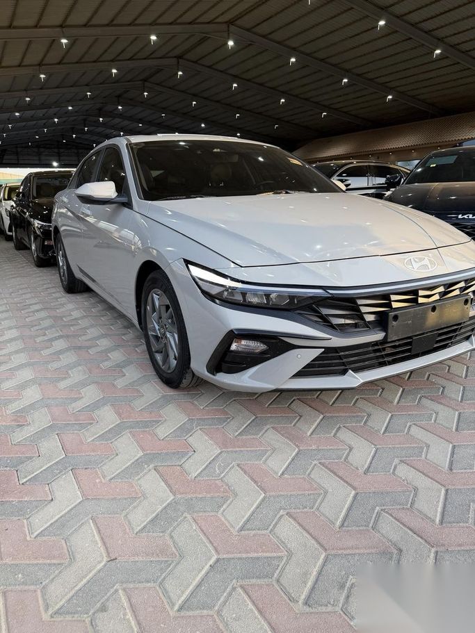 Used Hyundai Elantra VII (CN7) Facelift, 1.6 l, 2024 in Saudi Arabia, Dammam by معرض بن ناشي للسيارات, Silver color.  | AUTO.AE | Listing #264488