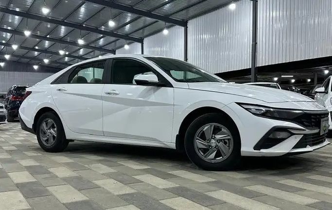 Подержанный Hyundai Elantra VII (CN7) Рестайлинг, 2.0 л, 2024 в Саудовская Аравия, Даммам от معرض اسطول الدرة للسيارات Белый цвет.  | AUTO.AE | Объявление #296055 — фото 2 из 15