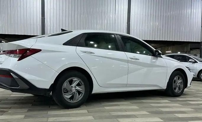 Подержанный Hyundai Elantra VII (CN7) Рестайлинг, 2.0 л, 2024 в Саудовская Аравия, Даммам от معرض اسطول الدرة للسيارات Белый цвет.  | AUTO.AE | Объявление #296055 — фото 6 из 15