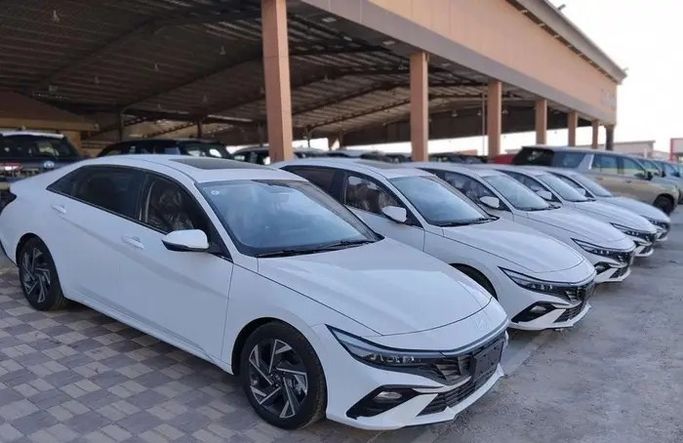 جديدة Hyundai Elantra عملية فيس ليفت VII (CN7)، 1.5 لتر، 2025 في المملكة العربية السعودية، الدمام من معرض مركبة العز، اللون أبيض.  | AUTO.AE | إعلان #296121