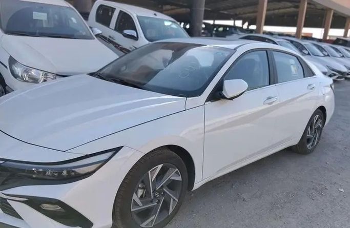 جديدة Hyundai Elantra عملية فيس ليفت VII (CN7)، 1.5 لتر، 2025 في المملكة العربية السعودية، الدمام من معرض مركبة العز، اللون أبيض.  | AUTO.AE | إعلان #296121 — صورة 3 من 10