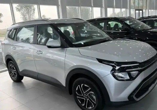 Новый Kia Carens IV (KY), 1.5 л, 2025 в Саудовская Аравия, Даммам от معرض علي الصادق للسيارات Серебристый цвет. GCC | AUTO.AE | Объявление #264001