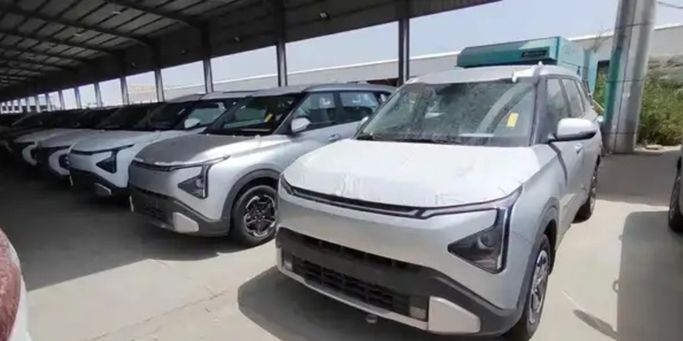 جديدة Kia Carens IV (كنتاكي), 1.5 l, 2026 في في المملكة العربية السعودية, الدمام من معرض أبو سيف الشهري للسيارات، اللون فضي.  | AUTO.AE | إعلان #264959