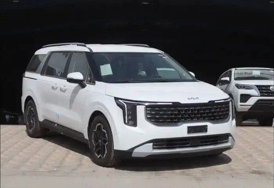 جديدة Kia Carnival فيس ليفت IV, 3.5 l, 2026 في في المملكة العربية السعودية, الدمام من معرض شركة القرني للسيارات، اللون أبيض.  | AUTO.AE | إعلان #268311