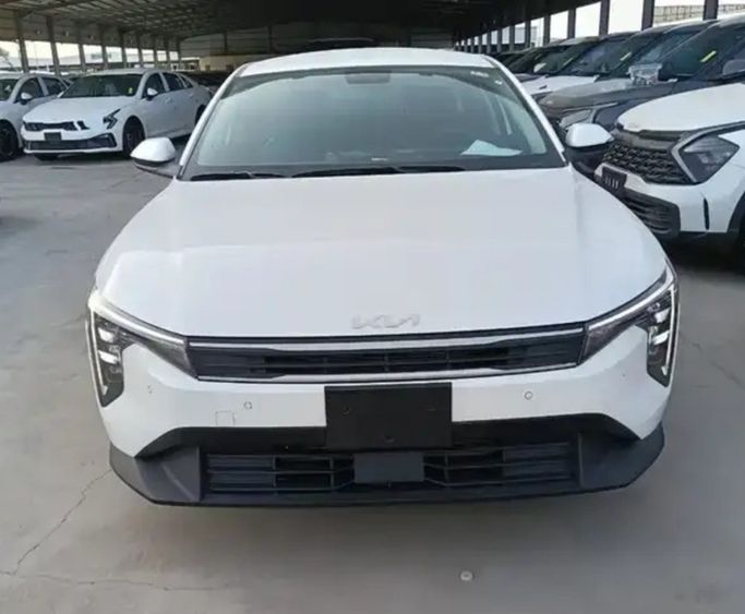 جديدة Kia K4, 1.6 l, 2026 في في المملكة العربية السعودية, الدمام من معرض أبو سيف الشهري للسيارات، اللون أبيض. مواصفات الخليج | AUTO.AE | إعلان #266044
