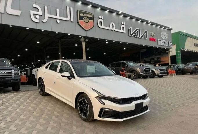 جديدة Kia K5 ثالثاً فيس ليفت, 2.5 l, 2026 في في المملكة العربية السعودية, الدمام من قمة البرج للسيارات، اللون أبيض. أخرى | AUTO.AE | إعلان #262549