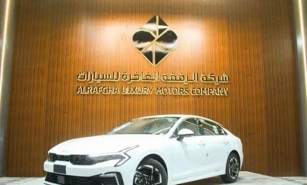 جديدة Kia K5 ثالثاً فيس ليفت, 2.5 l, 2026 في في المملكة العربية السعودية, الدمام من الرفقة الفاخرة للسيارات، اللون أبيض.  | AUTO.AE | إعلان #263271