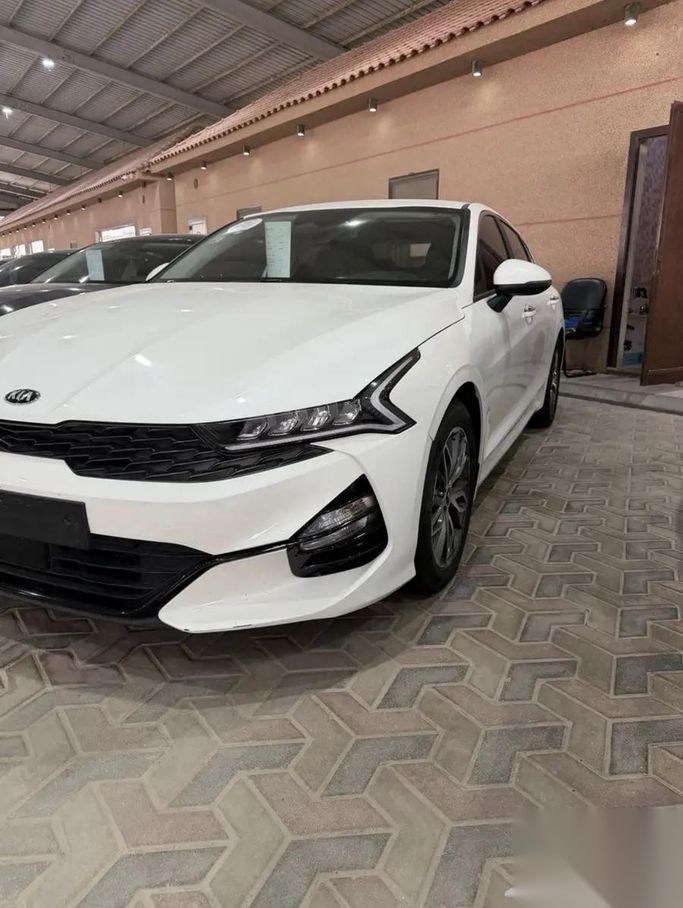 Used Kia K5 III, 2.0 l, 2021 in Saudi Arabia, Dammam by معرض بن ناشي للسيارات, White color.  | AUTO.AE | Listing #264499