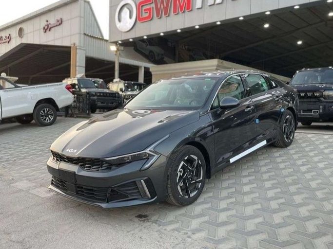 جديدة Kia K5 ثالثاً فيس ليفت, 2.5 l, 2026 في في المملكة العربية السعودية, الدمام من قمة البرج للسيارات، اللون رمادي. أخرى | AUTO.AE | إعلان #266350