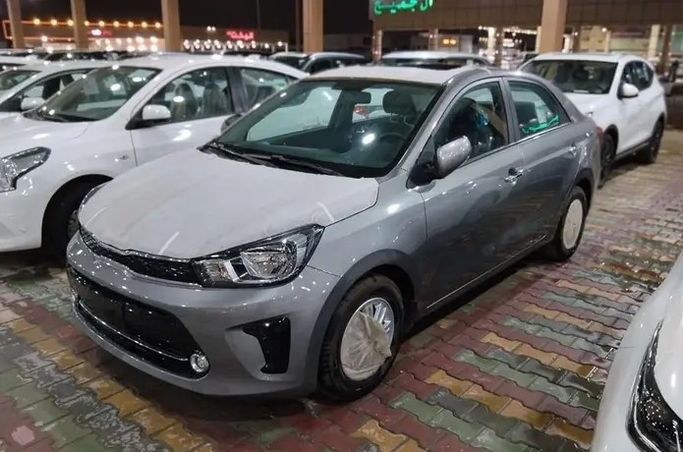 Новый Kia Pegas, 1.4 л, 2026 в Саудовская Аравия, Даммам от معرض مركبة العز Серебристый цвет.  | AUTO.AE | Объявление #295882 — фото 3 из 11