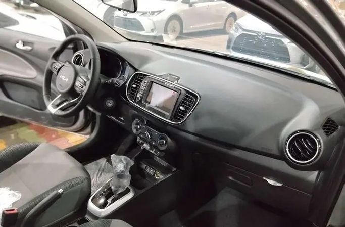 Новый Kia Pegas, 1.4 л, 2026 в Саудовская Аравия, Даммам от معرض مركبة العز Серебристый цвет.  | AUTO.AE | Объявление #295882 — фото 9 из 11