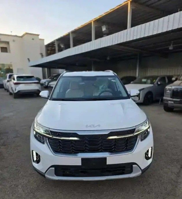 جديدة Kia Seltos أنا فيس ليفت, 1.5 l, 2025 في في المملكة العربية السعودية, الدمام من معرض شركة القيادة للسيارات، اللون أبيض.  | AUTO.AE | إعلان #264677