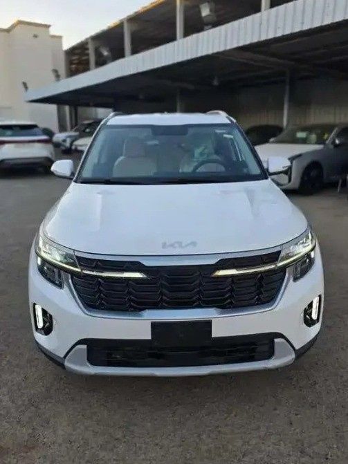 جديدة Kia Seltos أنا فيس ليفت, 1.5 l, 2025 في في المملكة العربية السعودية, الدمام من معرض شركة القيادة للسيارات، اللون أبيض.  | AUTO.AE | إعلان #264707