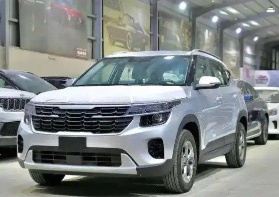 جديدة Kia Seltos أنا فيس ليفت, 1.5 l, 2025 في في المملكة العربية السعودية, الدمام من معرض شركة القرني للسيارات، اللون فضي.  | AUTO.AE | إعلان #268415
