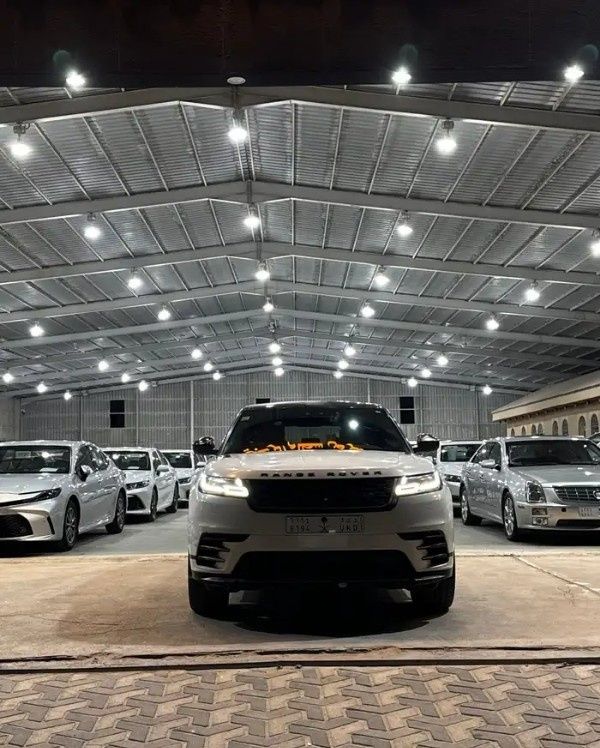 مستعملة Land Rover Range Rover Velar P250 I, 2.0 l, 2020 في في المملكة العربية السعودية, الدمام من معرض سطام الزعبي للسيارات، اللون أبيض.  | AUTO.AE | إعلان #277960