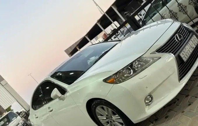 Used Lexus ES 350 VI (XV60), 3.5 l, 2015 in Saudi Arabia, Dammam by معرض الإنجاز للسيارات, White color. GCC Specs | AUTO.AE | Listing #260645