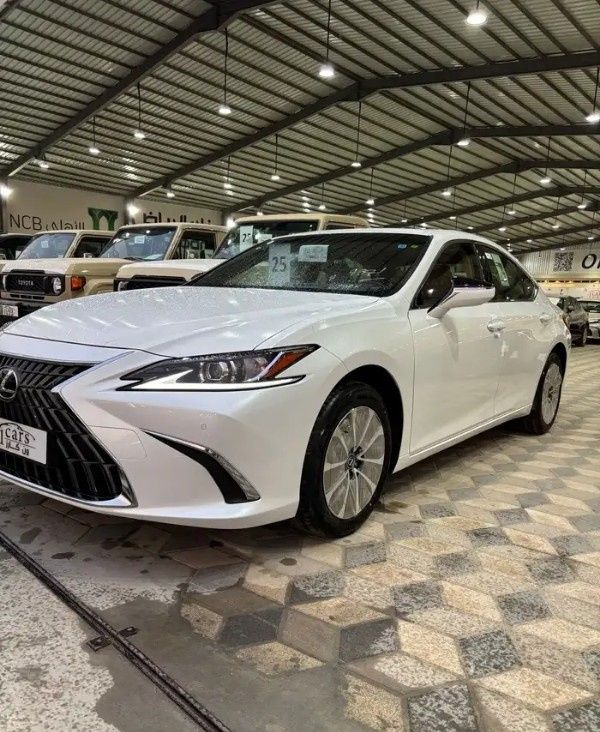 New Lexus ES 250 VII (XZ10) Facelift, 2.5 l, 2025 in Saudi Arabia, Dammam by معرض ون كارز للسيارات One Cars, White color.  | AUTO.AE | Listing #295687 — photo 3 of 16