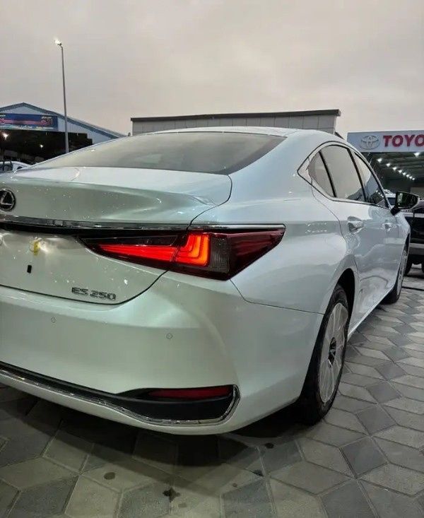 New Lexus ES 250 VII (XZ10) Facelift, 2.5 l, 2025 in Saudi Arabia, Dammam by معرض ون كارز للسيارات One Cars, White color.  | AUTO.AE | Listing #295687 — photo 4 of 16