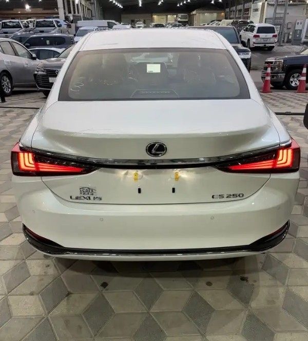New Lexus ES 250 VII (XZ10) Facelift, 2.5 l, 2025 in Saudi Arabia, Dammam by معرض ون كارز للسيارات One Cars, White color.  | AUTO.AE | Listing #295687 — photo 5 of 16