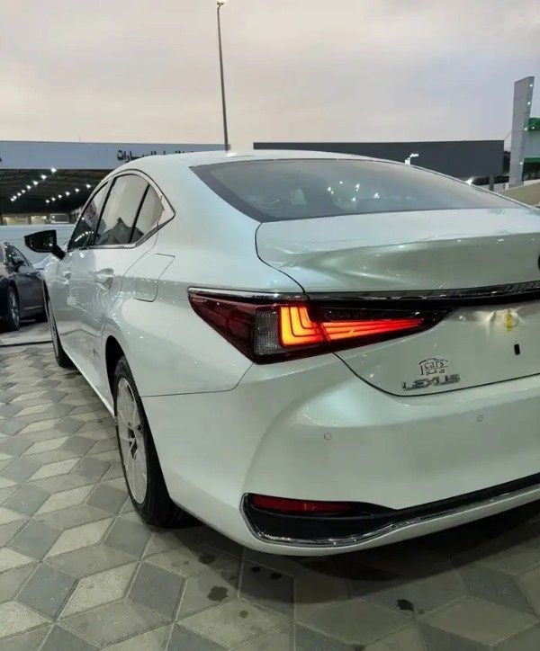 New Lexus ES 250 VII (XZ10) Facelift, 2.5 l, 2025 in Saudi Arabia, Dammam by معرض ون كارز للسيارات One Cars, White color.  | AUTO.AE | Listing #295687 — photo 6 of 16