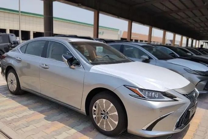 جديدة Lexus ES 250 فيس ليفت السابع، 2.5 لتر، 2025 في المملكة العربية السعودية، الدمام من معرض مركبة العز، اللون فضي.  | AUTO.AE | إعلان #295862