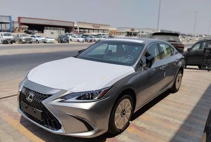 جديدة Lexus ES 250 فيس ليفت السابع، 2.5 لتر، 2025 في المملكة العربية السعودية، الدمام من معرض مركبة العز، اللون فضي.  | AUTO.AE | إعلان #295862 — صورة 2 من 15