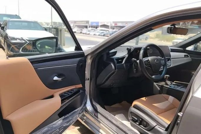 جديدة Lexus ES 250 فيس ليفت السابع، 2.5 لتر، 2025 في المملكة العربية السعودية، الدمام من معرض مركبة العز، اللون فضي.  | AUTO.AE | إعلان #295862 — صورة 12 من 15