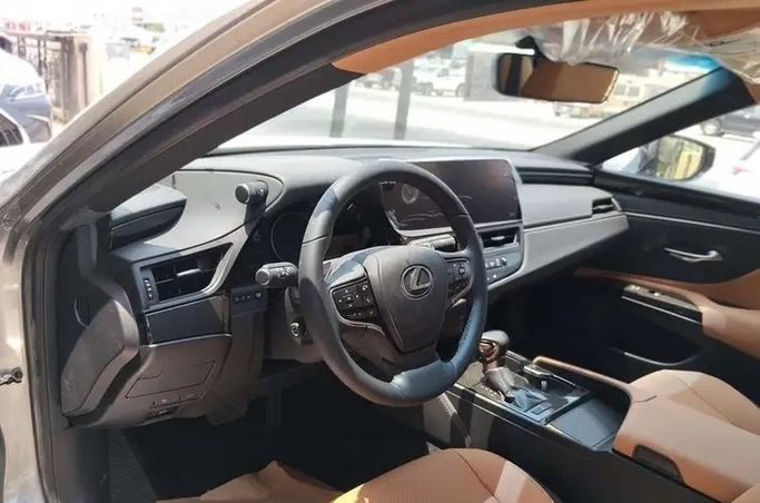 جديدة Lexus ES 250 فيس ليفت السابع، 2.5 لتر، 2025 في المملكة العربية السعودية، الدمام من معرض مركبة العز، اللون فضي.  | AUTO.AE | إعلان #295862 — صورة 13 من 15