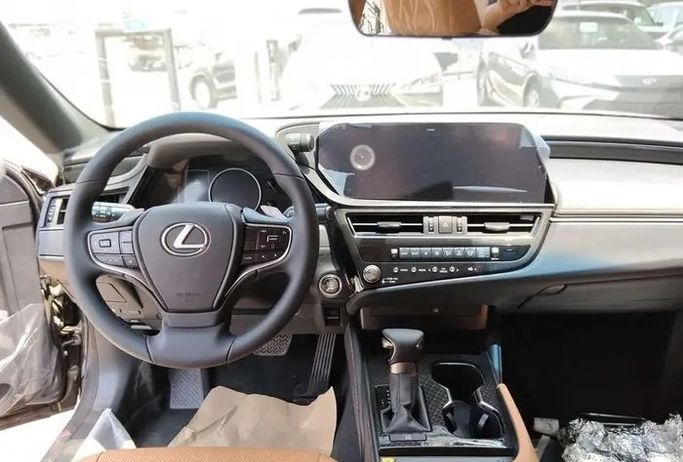 جديدة Lexus ES 250 فيس ليفت السابع، 2.5 لتر، 2025 في المملكة العربية السعودية، الدمام من معرض مركبة العز، اللون فضي.  | AUTO.AE | إعلان #295862 — صورة 14 من 15