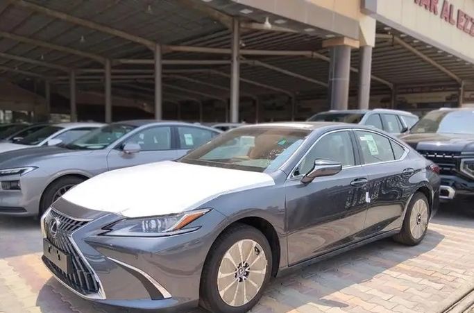 جديدة Lexus ES 250 فيس ليفت السابع، 2.5 لتر، 2025 في المملكة العربية السعودية، الدمام من معرض مركبة العز، اللون فضي.  | AUTO.AE | إعلان #295862 — صورة 3 من 15