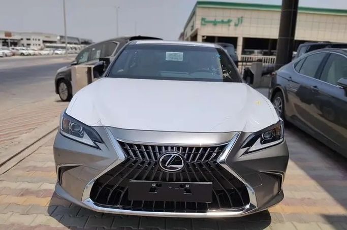 جديدة Lexus ES 250 فيس ليفت السابع، 2.5 لتر، 2025 في المملكة العربية السعودية، الدمام من معرض مركبة العز، اللون فضي.  | AUTO.AE | إعلان #295862 — صورة 4 من 15