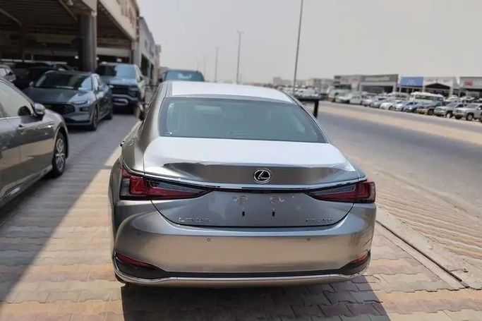 جديدة Lexus ES 250 فيس ليفت السابع، 2.5 لتر، 2025 في المملكة العربية السعودية، الدمام من معرض مركبة العز، اللون فضي.  | AUTO.AE | إعلان #295862 — صورة 5 من 15