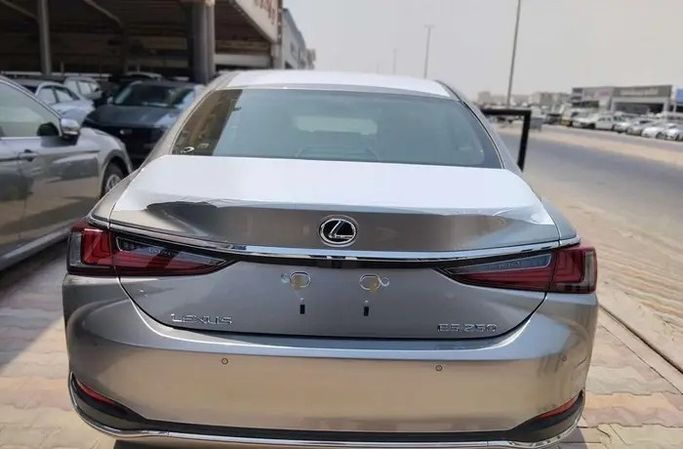 جديدة Lexus ES 250 فيس ليفت السابع، 2.5 لتر، 2025 في المملكة العربية السعودية، الدمام من معرض مركبة العز، اللون فضي.  | AUTO.AE | إعلان #295862 — صورة 6 من 15