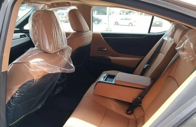 جديدة Lexus ES 250 فيس ليفت السابع، 2.5 لتر، 2025 في المملكة العربية السعودية، الدمام من معرض مركبة العز، اللون فضي.  | AUTO.AE | إعلان #295862 — صورة 9 من 15