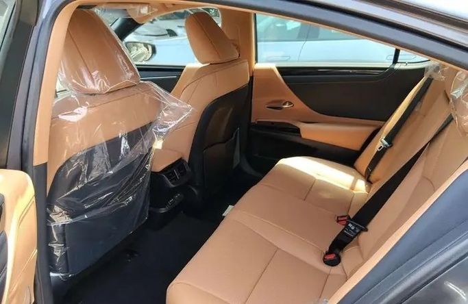 جديدة Lexus ES 250 فيس ليفت السابع، 2.5 لتر، 2025 في المملكة العربية السعودية، الدمام من معرض مركبة العز، اللون فضي.  | AUTO.AE | إعلان #295862 — صورة 10 من 15