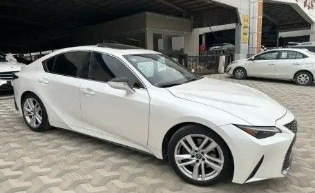 مستعملة Lexus IS 300 ثالثاً فيس ليفت 2, 2.0 l, 2022 في في المملكة العربية السعودية, الدمام من معرض مجموعة السلام Al-salam gulf، اللون أبيض. مواصفات الخليج | AUTO.AE | إعلان #259194