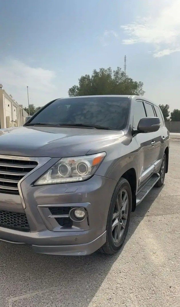 Used Lexus LX 570 III Facelift, 5.7 l, 2015 in Saudi Arabia, Dammam by معرض التاج الشمالي للسيارات, Grey color.  | AUTO.AE | Listing #259456