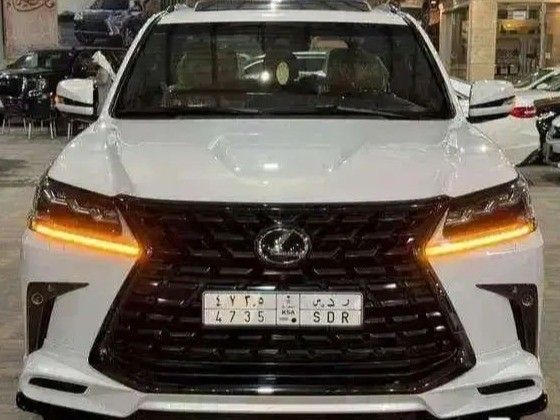 Used Lexus LX 570 III Facelift 2, 5.7 l, 2021 in Saudi Arabia, Dammam by معرض الخشيبان للسيارات, White color. GCC Specs | AUTO.AE | Listing #260296