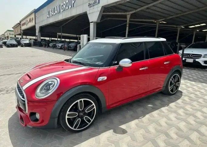 مستعملة MINI Hatch Cooper S عملية فيس ليفت III (F55/F56), 2.0 l, 2018 في في المملكة العربية السعودية, الدمام من معرض مجموعة السلام Al-salam gulf، اللون أحمر. مواصفات الخليج | AUTO.AE | إعلان #259206