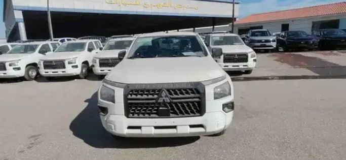 جديدة Mitsubishi L200 سادساً, 2.4 l, 2025 في في المملكة العربية السعودية, الدمام من معرض أبو سيف الشهري للسيارات، اللون أبيض.  | AUTO.AE | إعلان #265374