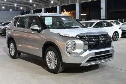 Новый Mitsubishi Outlander IV Рестайлинг, 2.4 л, 2025 в Саудовская Аравия, Даммам от معرض علي الصادق للسيارات Серебристый цвет. GCC | AUTO.AE | Объявление #263982